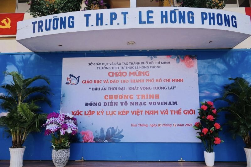 THPT TƯ THỤC LÊ HỒNG PHONG – TỰ HÀO LÀ 1 TRONG 150 ĐIỂM TRƯỜNG THAM GIA ĐỒNG DIỄN VÕ NHẠC VOVINAM XÁC LẬP KỶ LỤC KÉP VIỆT NAM & THẾ GIỚI